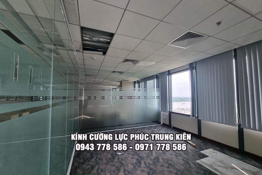 kính cường lực trong trung tâm thương mại